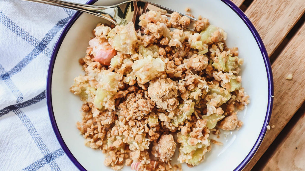 Rhabarber Crumble Rezept - vegan und mit Haferflocken