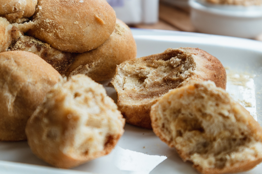 herzhaftes Monkey Bread mit Senfmehl – perfekt zum Grillen