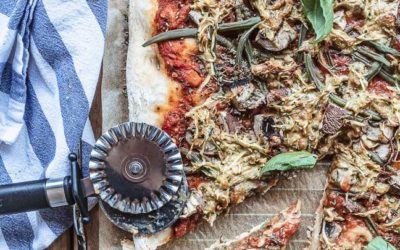 So einfach gelingt veganer Piz­za­kä­se: Knusp­ri­ge Pizza für den Spätsommer