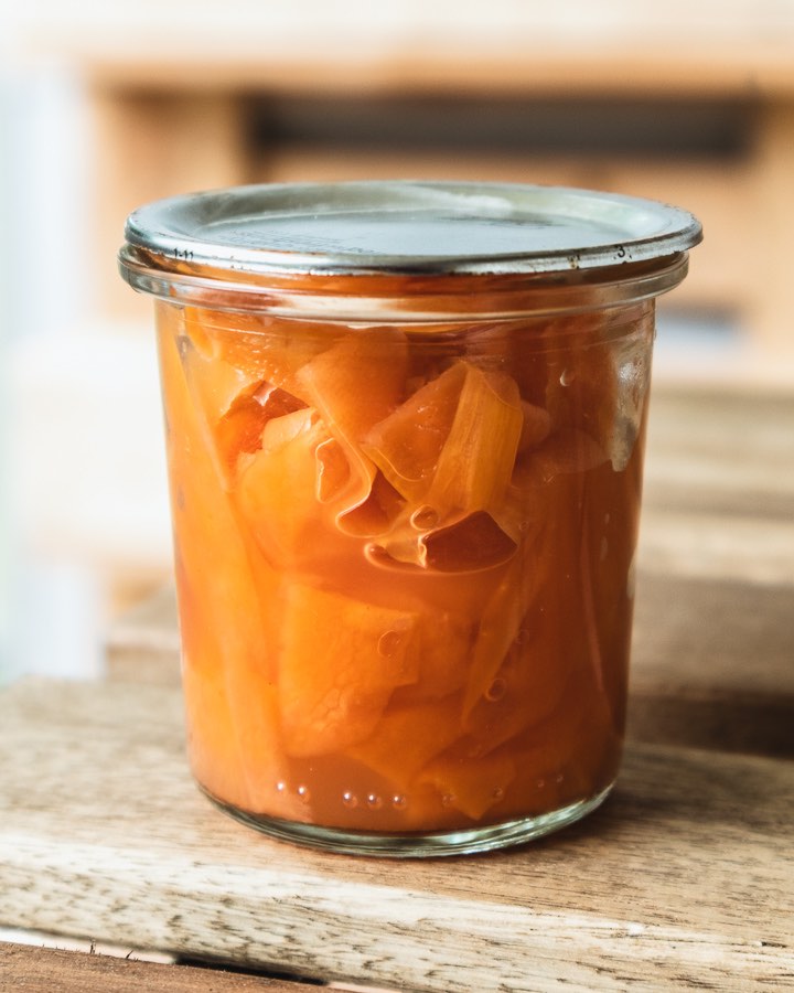 Karottensalat in einem kleinen Glas: Geschält können Karotten mit braunen Stellen einfach gegessen werden.