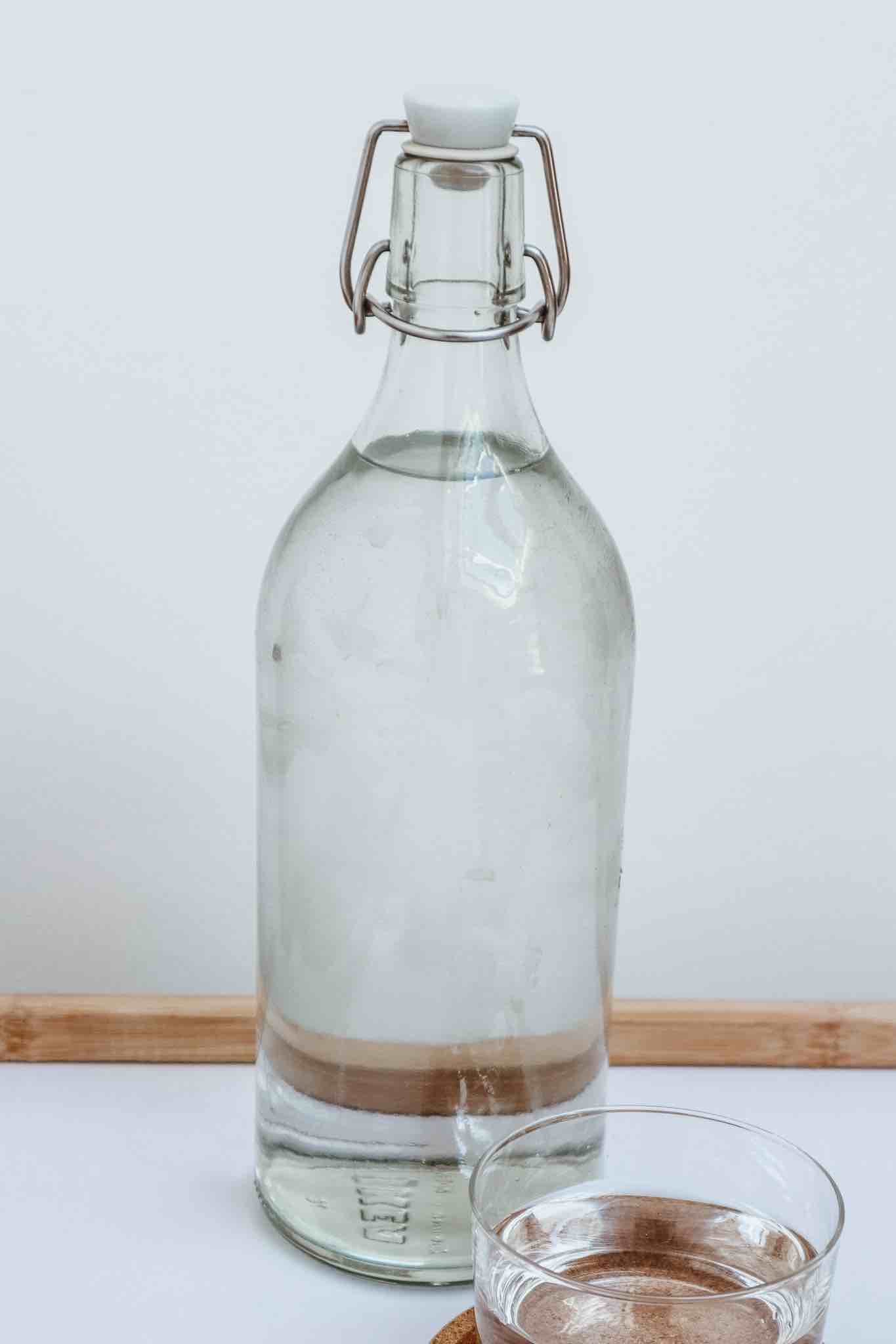 Eine Flasche Wasser steht für sauberes Wasser ohne Nitrat