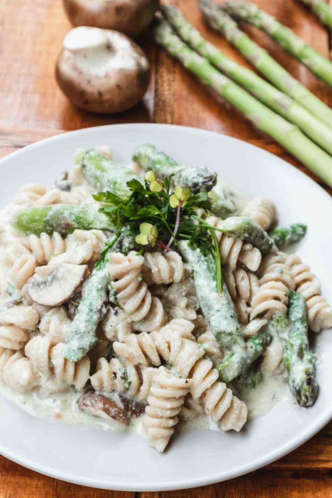 Nudeln mit Spargel und Champignons – cremige Soße mit Nudelwasser #spargel #spargelpasta