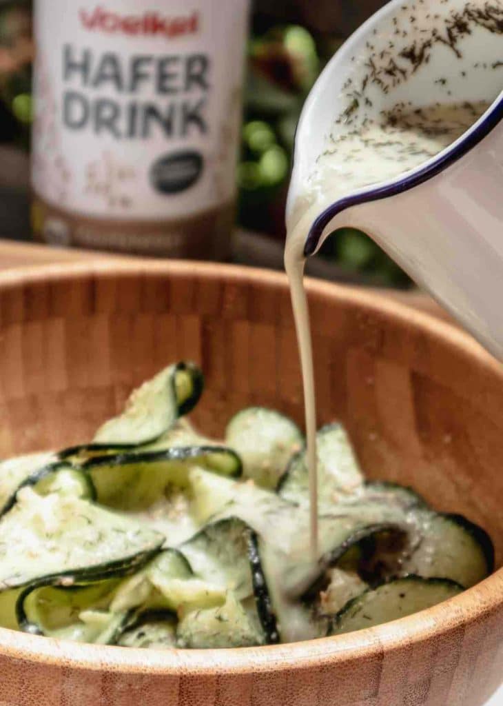 Cremiges Dressing für einen Gurkensalat mit dem Voelkel Haferdrink 