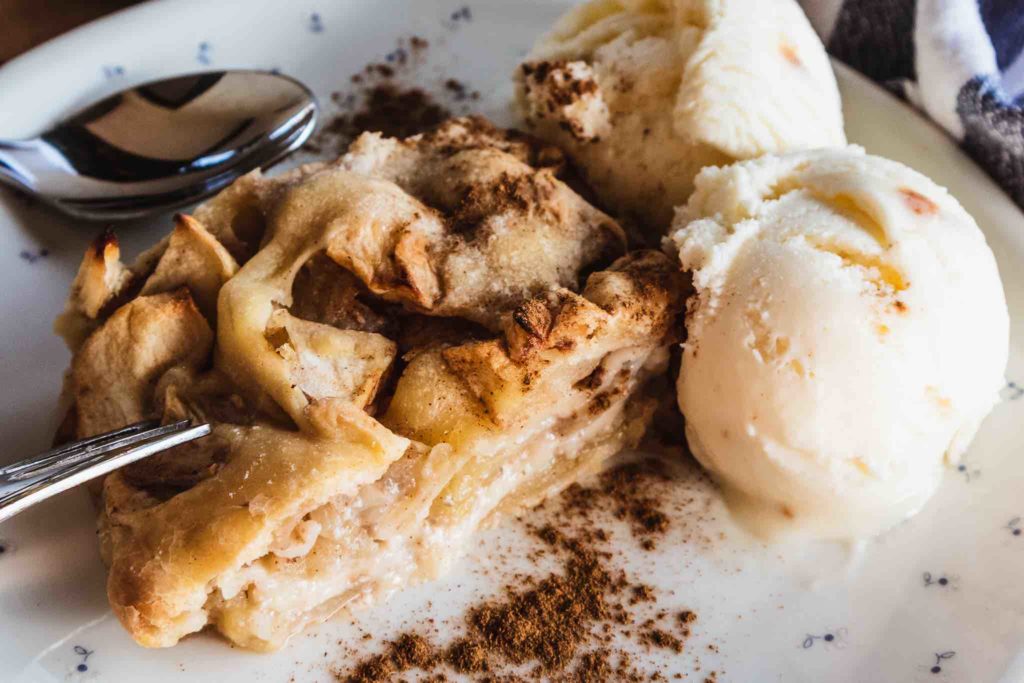 Bayerischer Apfelstrudel mit Vanilleeis