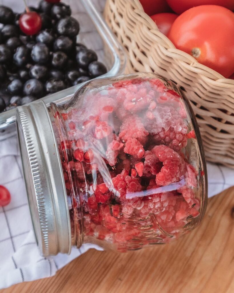 Beeren können in Gläsern plastikfrei auf Vorrat eingefroren werden