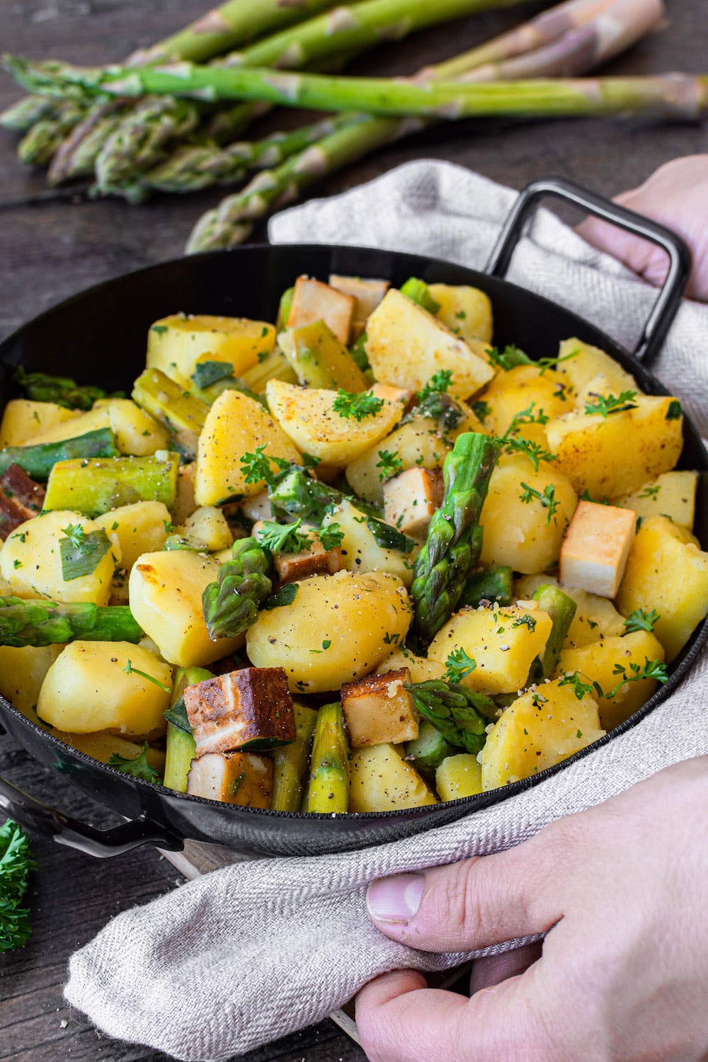 Einfaches und gesundes Mittagessen: Grüner Spargel mit Kartoffeln und Räuchertofu