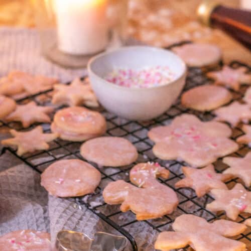 Ausstechplätzchen mit buntem Zuckerguss