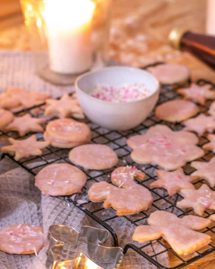 Ausstechplätzchen mit buntem Zuckerguss