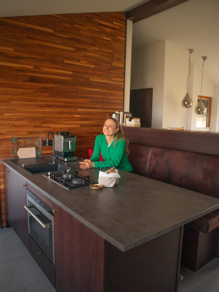 Jedes Naturchalet hat eine voll ausgestattete Küche mit Blick ins Grüne