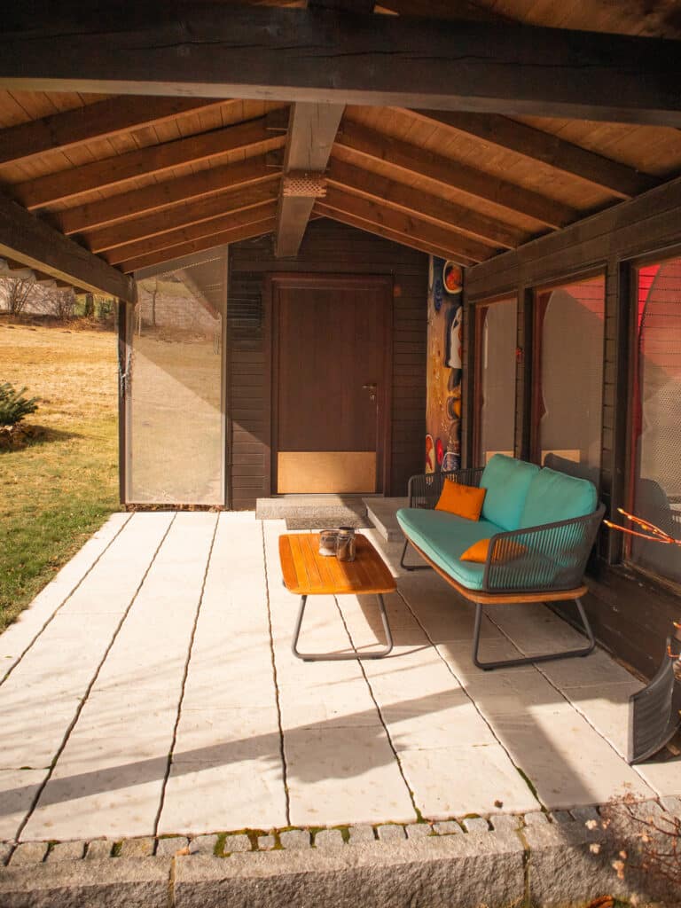 Die Terrasse vor den Naturchalets lädt zum Verweilen und Seele baumeln lassen ein-